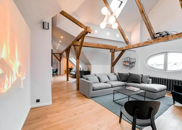 Big Design Apt - Sleeps 12 - Best Location