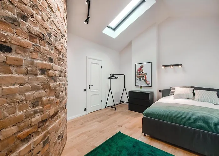 Big Design Apt - Sleeps 12 - Best Location